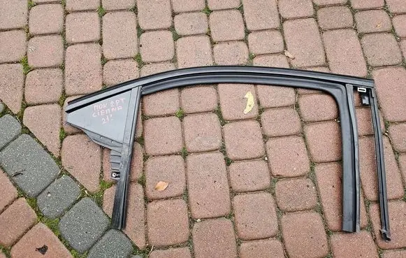 Opel Mokka B Rear vent window glass 9841966280