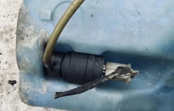 Volkswagen PASSAT B3 Windscreen/windshield washer pump
