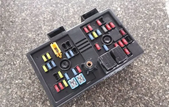 Chevrolet Captiva Fuse module 96821082