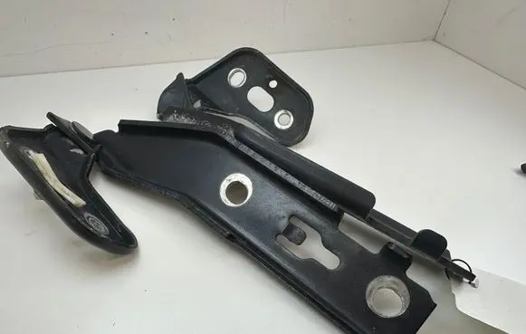 Audi A6 S6 C6 4F Engine bonnet/hood hinges 4F0823302 4F0823301
