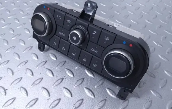 Nissan Qashqai Climate control unit 27500BR47B