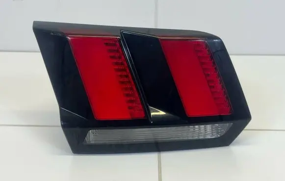 Tailgate rear/tail lights