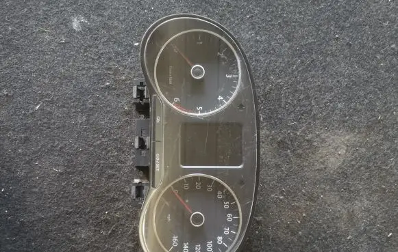 Volkswagen Polo V 6R Speedometer (instrument cluster) 6R0920961H