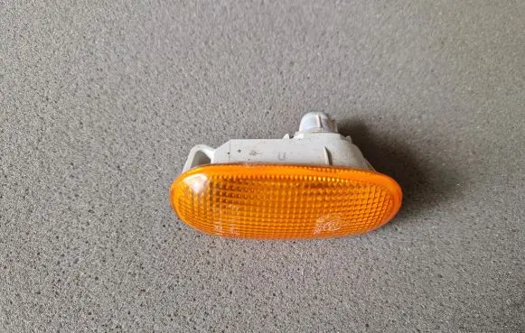 Mitsubishi L200 Front fender indicator light