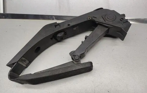 Mercedes-Benz S W220 Accelerator throttle pedal A2203000004