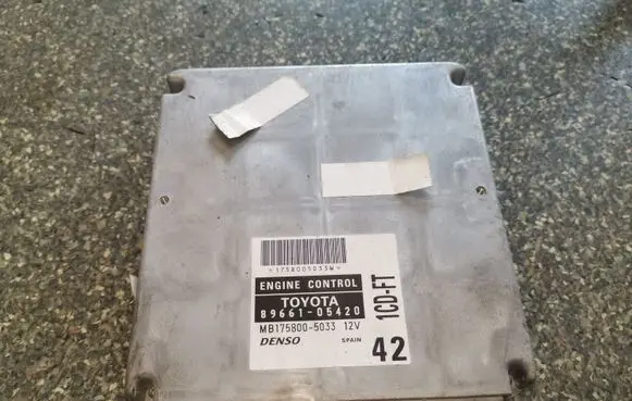 Toyota Avensis T220 Engine control unit/module 8966105420 1758005033
