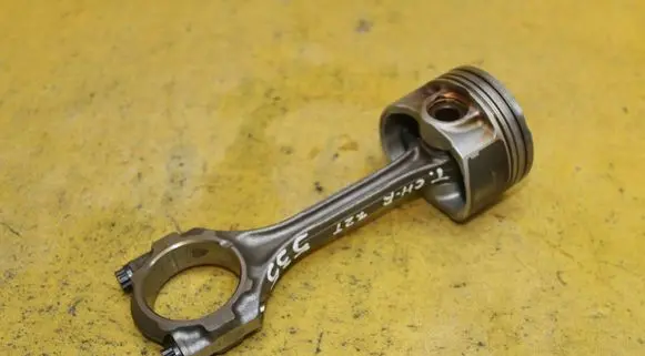 Toyota C-HR I Piston with connecting rod
