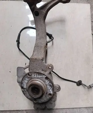 Audi A4 S4 B5 8D Front wheel hub
