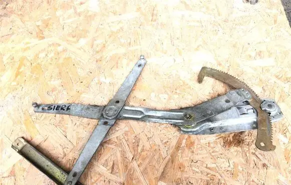 Rear door manual window regulator