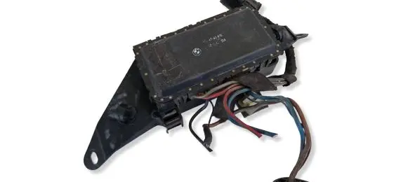 BMW 5 E39 Coolant fan relay 67326921354