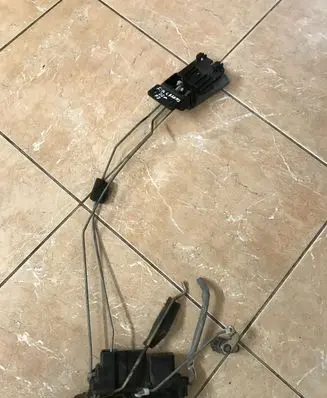 KIA Carens I Front door lock