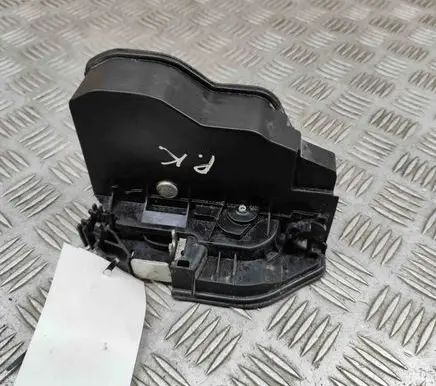 BMW M4 F82 F83 Front door lock 7202145