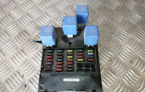 Nissan Almera Fuse module 243502N300H