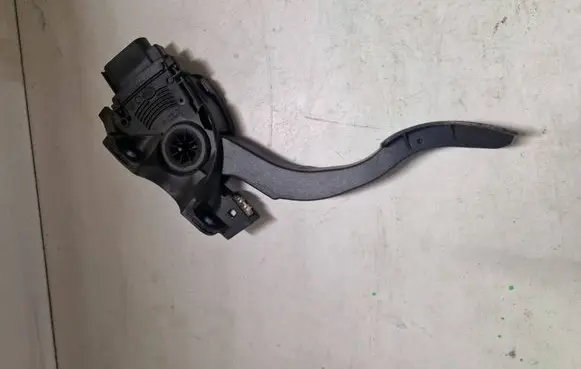 Volvo V70 Accelerator throttle pedal 6G929F836BD
