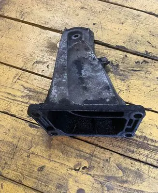 BMW 5 E60 E61 Engine mounting bracket 6761150