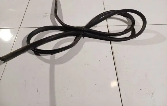Nissan Note (E11) Rubber seal front coupe door 
