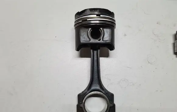 Mercedes-Benz E W210 Piston with connecting rod 87L32 OM606