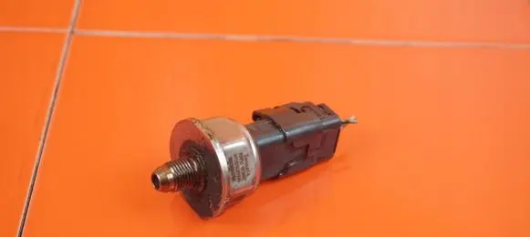 Nissan Juke I F15 Fuel pressure sensor 166380176R 20MB54
