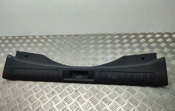 Trunk/boot sill cover protection