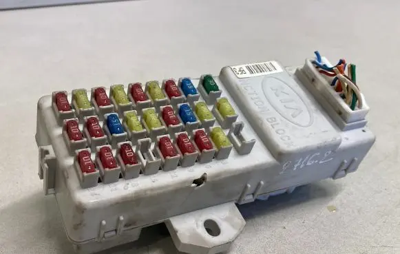 KIA Sorento Fuse module 911713E920