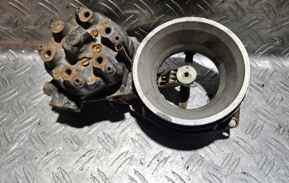 Audi 100 200 5000 C3 Fuel distributor 0438120185 035133353AB