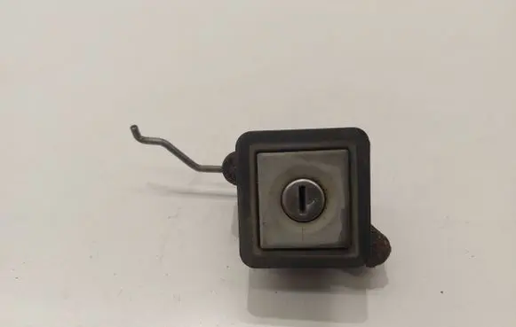 Volkswagen PASSAT B3 Tailgate exterior lock 357827571D