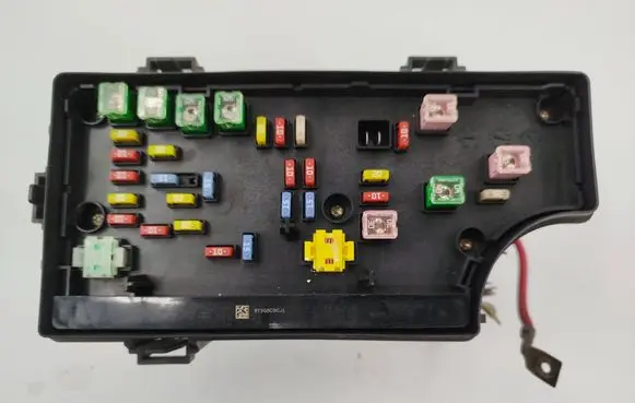 Dodge Caliber Fuse module T5CQH1226C0CJ1 P04692169AF 5CG1E4L1
