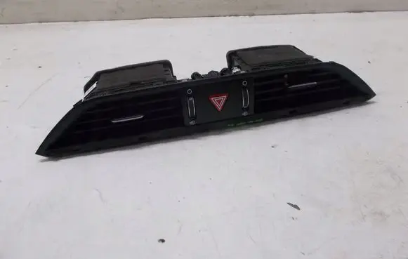 KIA Sportage Dash center air vent grill kratkii