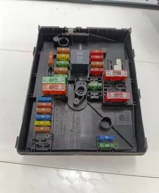 Volkswagen Touran II Fuse box set 1K0937125D 017183073