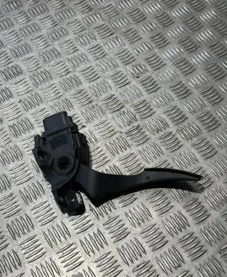 Volvo V70 Accelerator throttle pedal 6G929F836