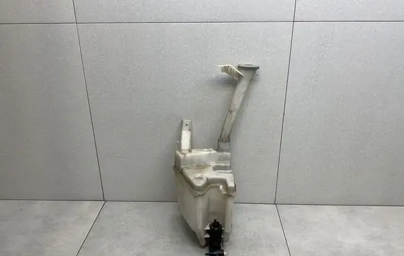 Nissan Juke I F15 Windshield washer fluid reservoir/tank 