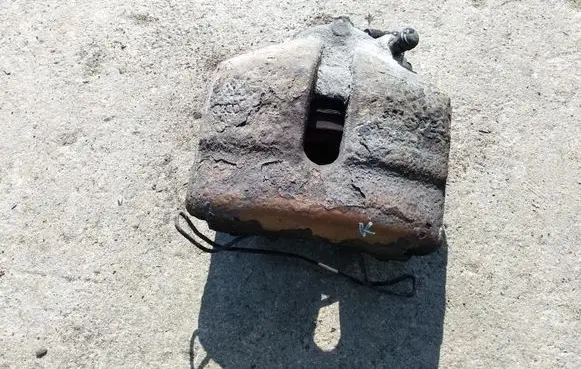 Volkswagen Touran I Front brake caliper