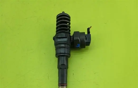 Volkswagen Golf IV Fuel injector 038130073F