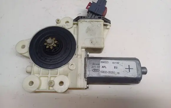Toyota Avensis T250 Front door window regulator motor 994023 6982005050 051107
