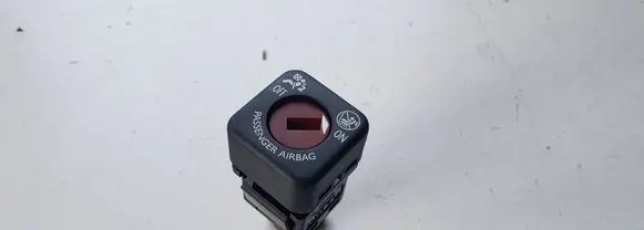 Opel Mokka X Passenger airbag on/off switch 