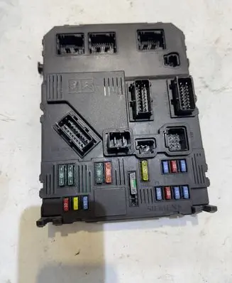 Peugeot 206 CC Fuse module S118085220 9653667680