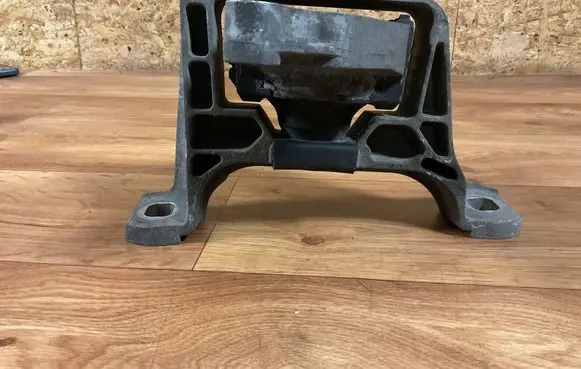 Engine mount bracket