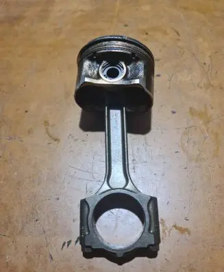 Nissan Qashqai Piston with connecting rod