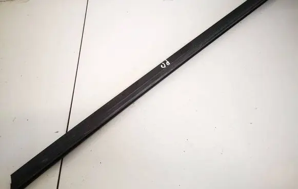 Skoda Octavia Mk2 (1Z) Front door glass trim molding 1z0837479a