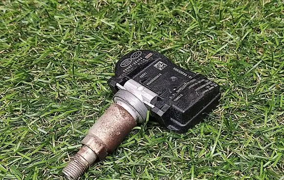 Hyundai Santa Fe Tire pressure sensor 529333N000 529332M550