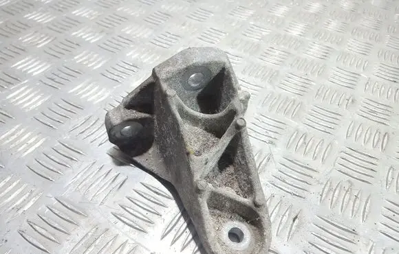 Engine mounting bracket