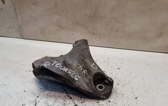Volkswagen Touareg I Engine mounting bracket 7L6199308B