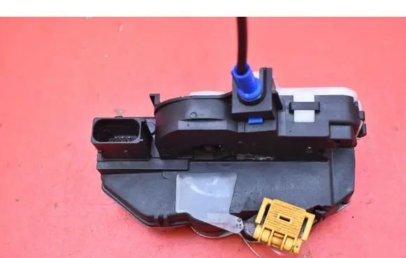 Opel Astra J Front door lock 