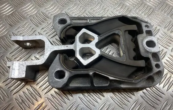 Ford Focus Engine mount bracket 326G09