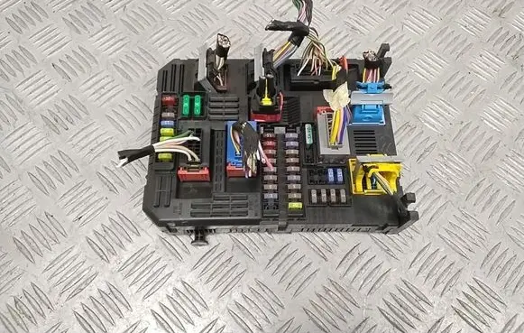 Peugeot 208 II Fuse module 9830708180