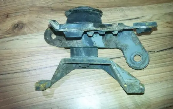 Ford Mondeo MK II Engine mount bracket 96bb9w526bc