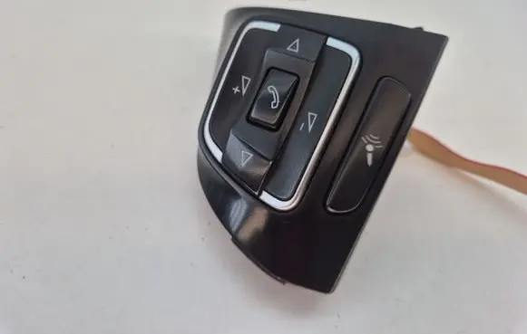 Volkswagen Golf VI Steering wheel buttons/switches 5C0959537A
