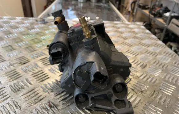 Renault Megane III Fuel injection high pressure pump A2C53252602