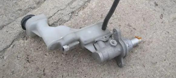 Nissan X-Trail T31 Master brake cylinder