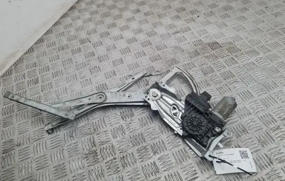 Opel Zafira B Front door window regulator with motor 